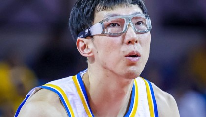 开云-北京半场领先广东9分：胡明轩12分周琦遭隔扣 翟晓川误撞杜锋